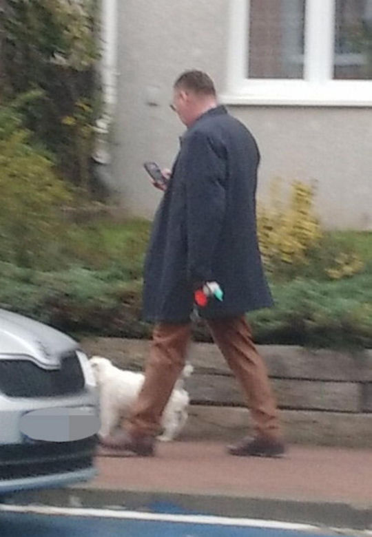 Czesław Michniewicz na spacerze z psem