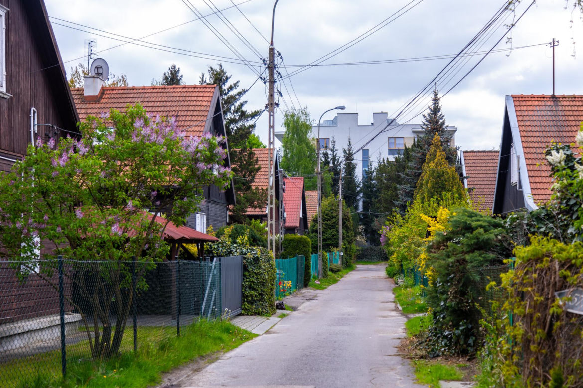 Osiedle "Przyjaźń" w Warszawie - zobacz zdjęcia drewnianej enklawy wśród zieleni