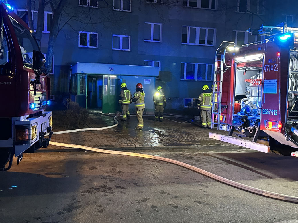 Przez rupiecie na korytarzu mogli stracić życie. Szafki i sztuczna choinka zajęły się ogniem. Potworny pożar w Legionowie