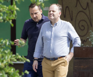 RADOWSŁAW SIKORSKI PŁACI W RESTAURACJI