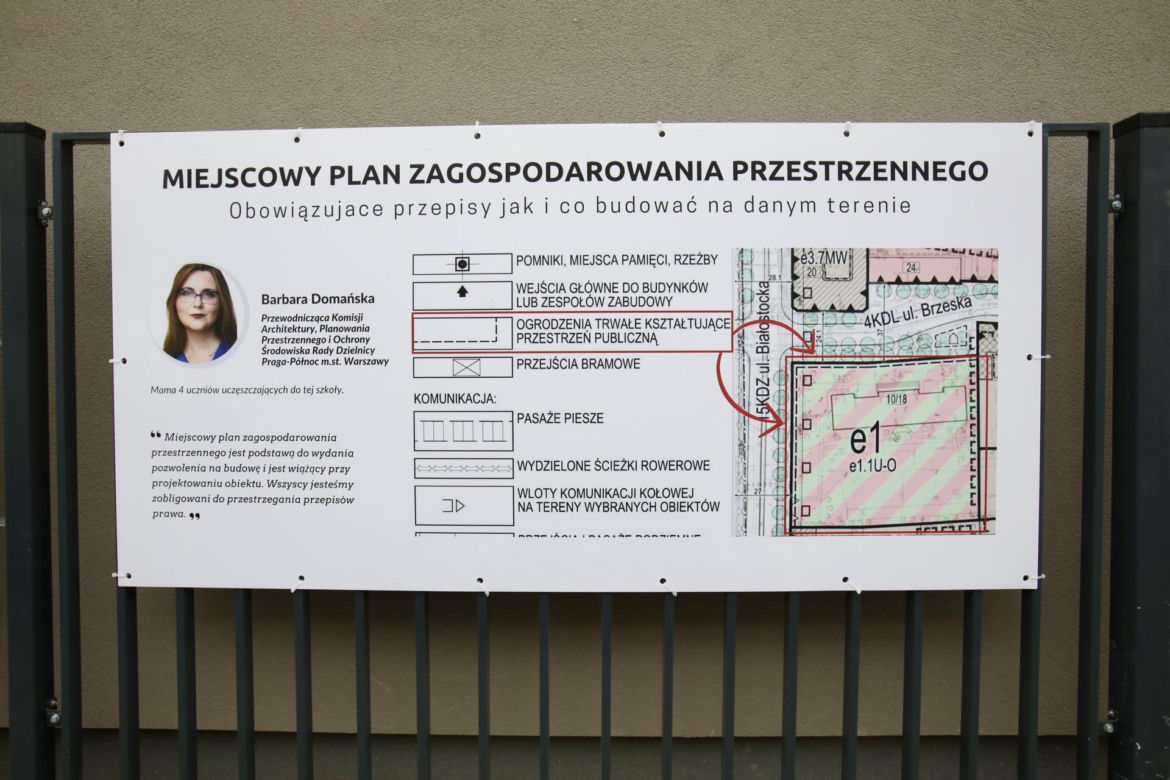 Absurdalny płot na Pradze zamienił się w wystawę