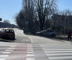 Kierowca seicento huknął w kobietę z wózkiem. Matka i dziecko trafili do szpitala 
