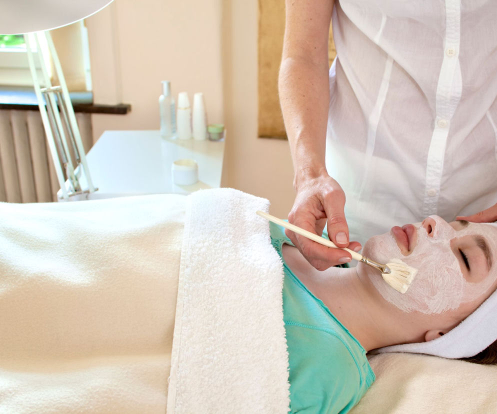 Peeling chemiczny: na czym polega i ile kosztuje? Peeling chemiczny w domu