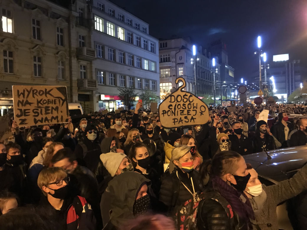 Protest kobiet w Katowicach. Tłumy strajkują przeciwko zakazowi aborcji