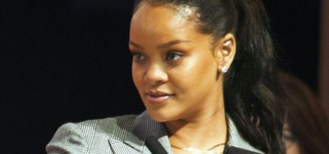Rihanna: kontrowersyjny strój oburzył fanów. Nie uwierzysz, w co się ubrała 