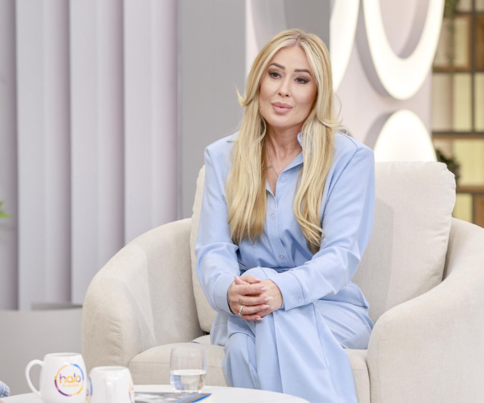 Sylwia Peretti w błękitnym stroju siedzi w fotelu w studio. O życiu po stracie syna przeczytasz na SE.