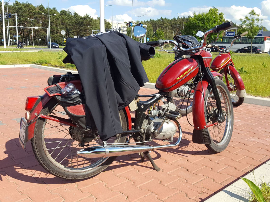 Fani starych polskich motorowerów z Bzyk Raider ze Swarzędza zrobili sobie postój w Lesznie