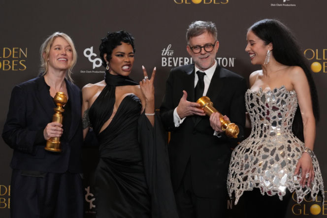 Pamela znów jest blondynką! Zobacz kreacje ze Złotych Globów