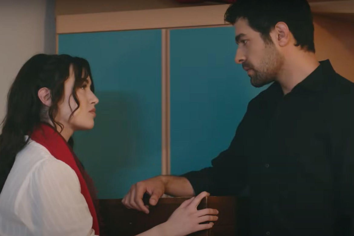 Zeynep i Halil pakują jej rodzinne pamiątki z magazynu 