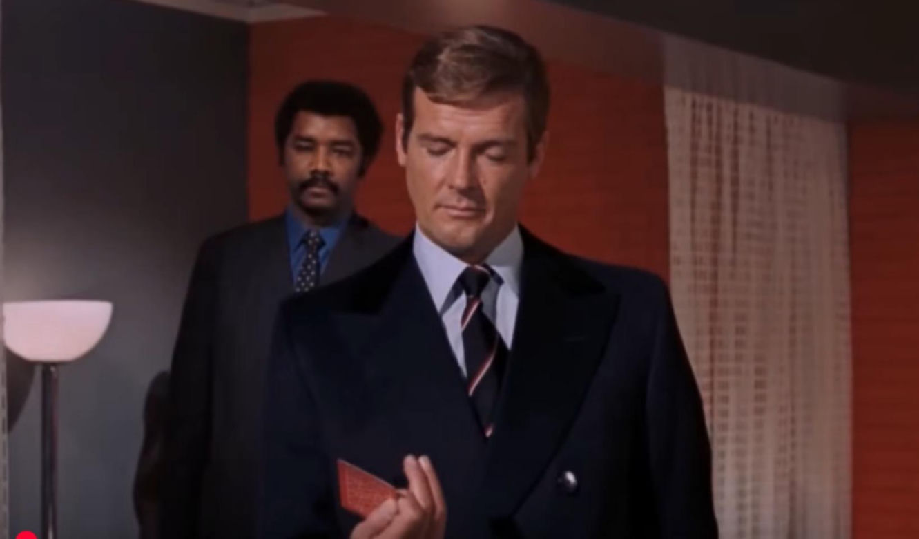 Roger Moore jako James Bond 
