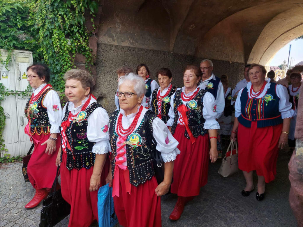 Dożynki 2024 w powiecie starachowickim. W Wąchocku dożynkowe wieńce, korowód i przysmaki