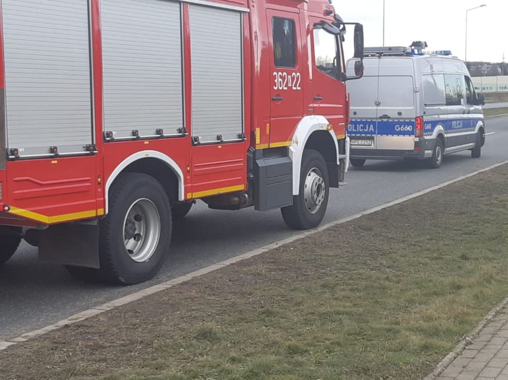 Tarnów. Pijany kierowca infiniti doprowadził do dachowania renault