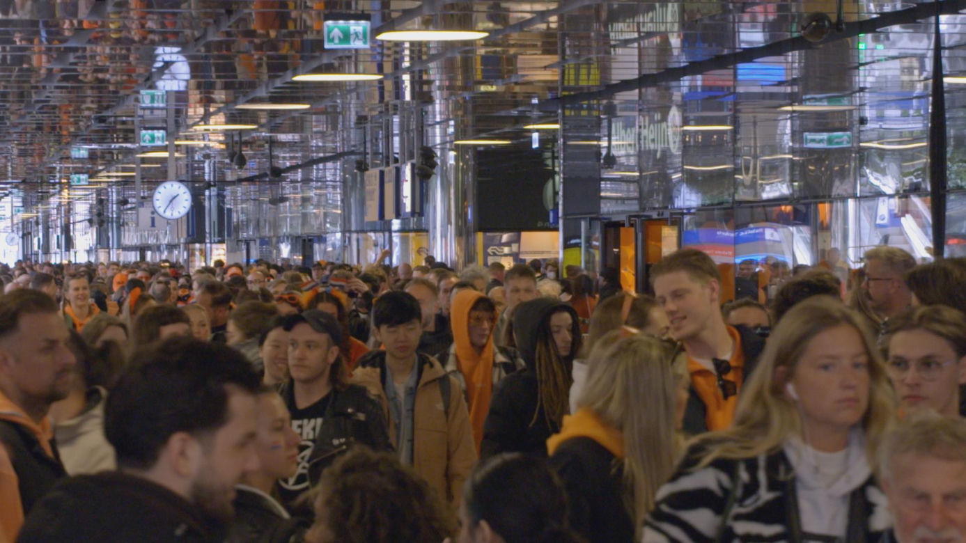 Kadry z serialu „Stacja Amsterdam”