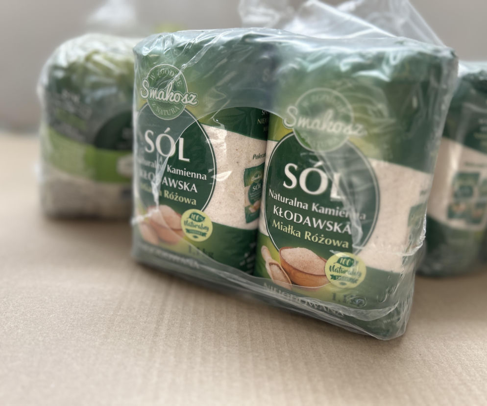 Opakowania różowej soli kłodawskiej w folii. O ogromnym popycie na ten produkt przeczytasz na Eska2.