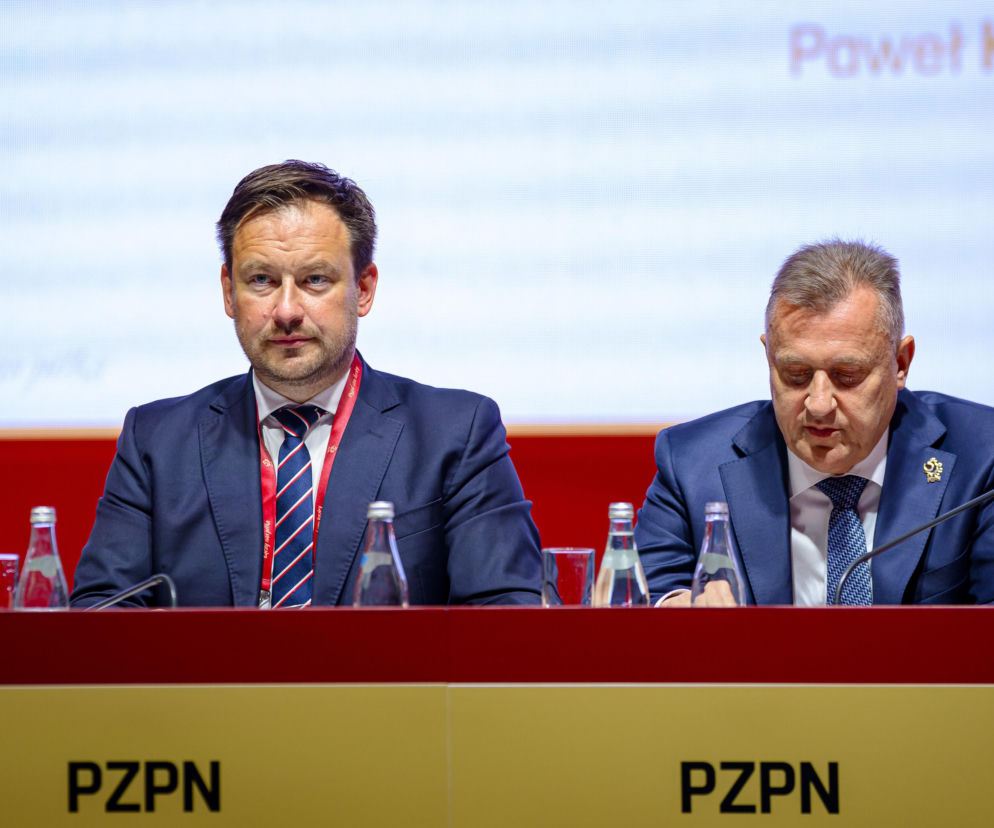 Łukasz Wachowski i Cezary Kulesza przy stole z logo PZPN. O aferze nagraniowej przeczytasz na SE Supersport.