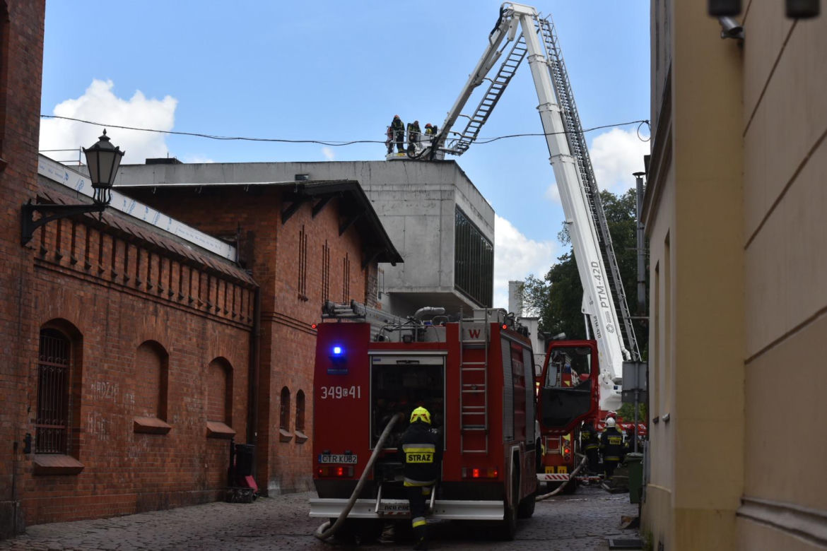 Pożar dachu budowanego budynku straży pożarnej. Zdjęcia z miejsca zdarzenia