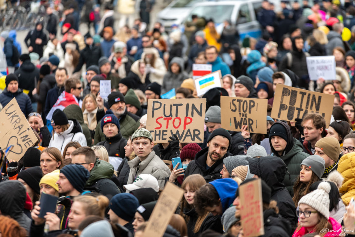 Kraków solidarny z Ukrainą! Wielka manifestacja na Rynku Głównym [ZDJĘCIA]