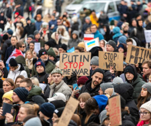 Kraków solidarny z Ukrainą! Wielka manifestacja na Rynku Głównym [ZDJĘCIA]