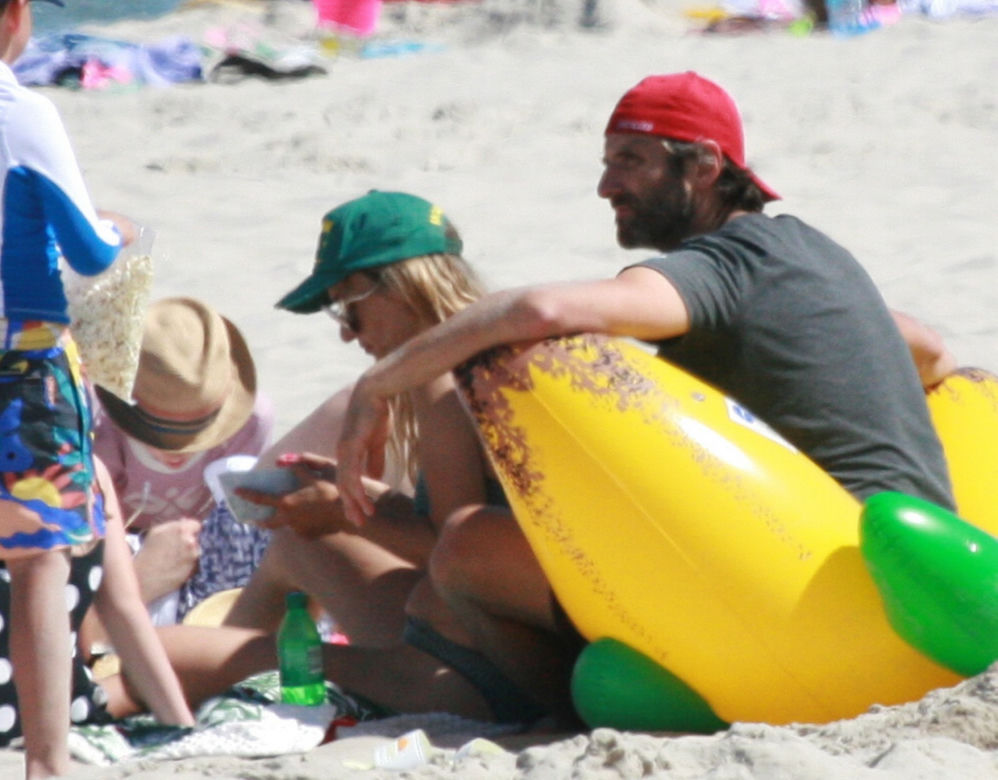 Igraszki Dowborów, Joanna Kroniewska i Maciej Dowbor na plaży