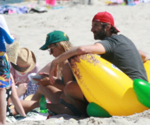 Igraszki Dowborów, Joanna Kroniewska i Maciej Dowbor na plaży