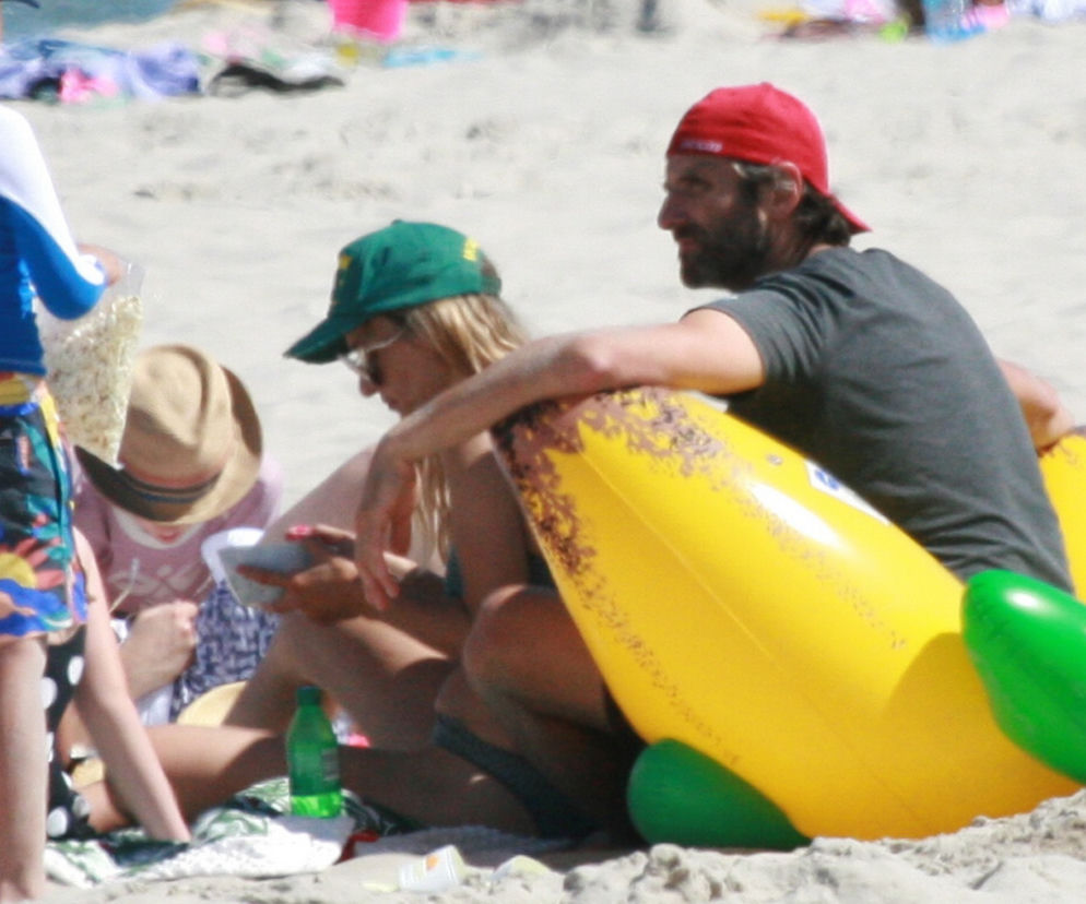 Igraszki Dowborów, Joanna Kroniewska i Maciej Dowbor na plaży