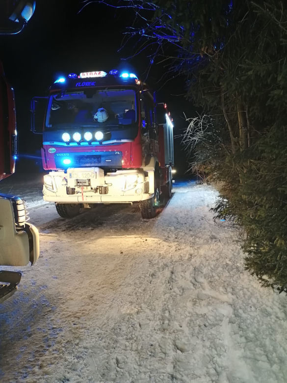 Tragiczny pożar pod Olkuszem. Nie żyje mężczyzna wyniesiony z płonącego domu