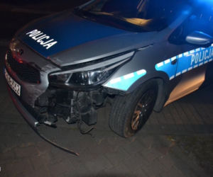 Wjechał w radiowóz i zaczął uciekać! Kierowca Mazdy był pijany i miał objawy koronawirusa