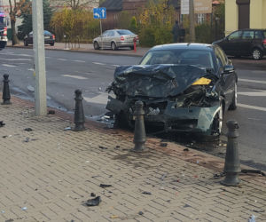 Jaguar staranował Skodę. Sprawca wypadku walczy o życie