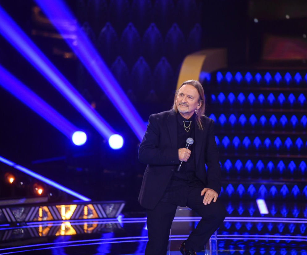 Marek Piekarczyk na scenie z mikrofonem. O liście od Karola Nawrockiego z okazji urodzin muzyka przeczytasz na EskaRock.