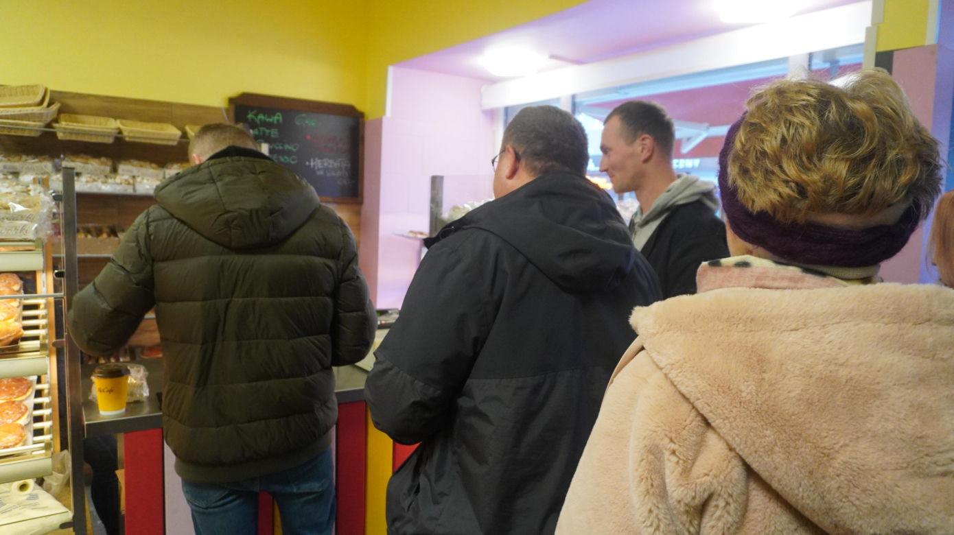 W Tłusty Czwartek w Olsztynie tłumy ustawiały się w kolejce po pączki rzemieślnicze [ZDJĘCIA]