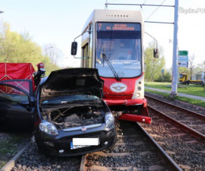 Śmiertelny wypadek, osobówka zderzyła się z tramwajem. Kobieta zmarła na miejscu