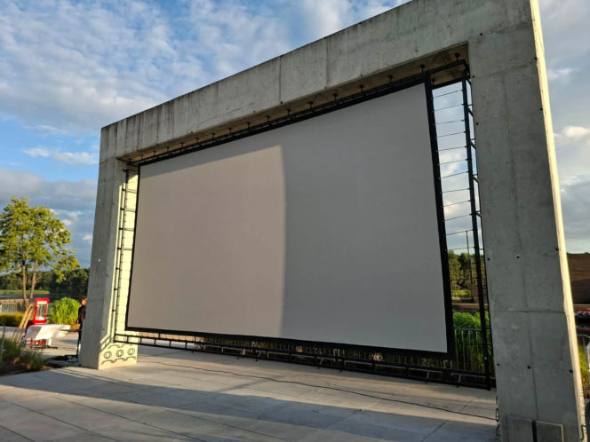 To jedyne takie kino plenerowe w Świętokrzyskiem. W Porcie Lubianka na leżakach i na kajakach