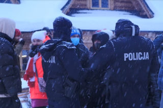 PŚ Zakopane: TŁUM kibiców pod Wielką Krokwią. Policja co chwilę bezwzględnie INTERWENIUJE [WIDEO]