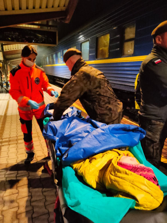Ratownicy Ewakuowali niepełnosprawne dzieci z ukraińskiego sierocińca