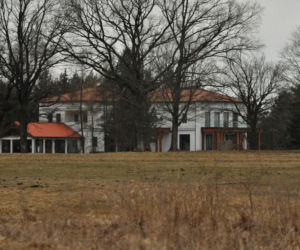 Pałac nad jeziorem czeka na Kaczyńską