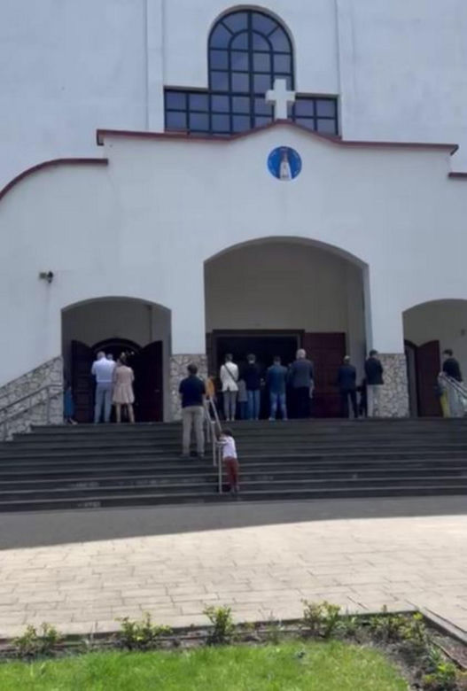 Policja przyjechała na sygnale do kościoła. Proboszcz negocjował, przemówił do wiernych