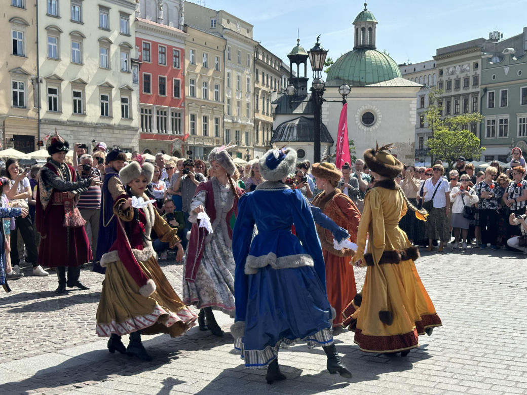 "Polonez wiosenny" na Rynku Głównym w Krakowie