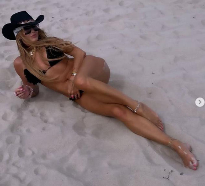 Kotońska podsumowuje wakacje w minibikini. Co za ciało!