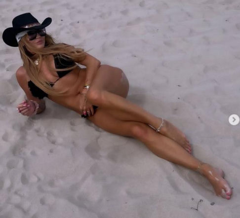 Kotońska podsumowuje wakacje w minibikini. Co za ciało!