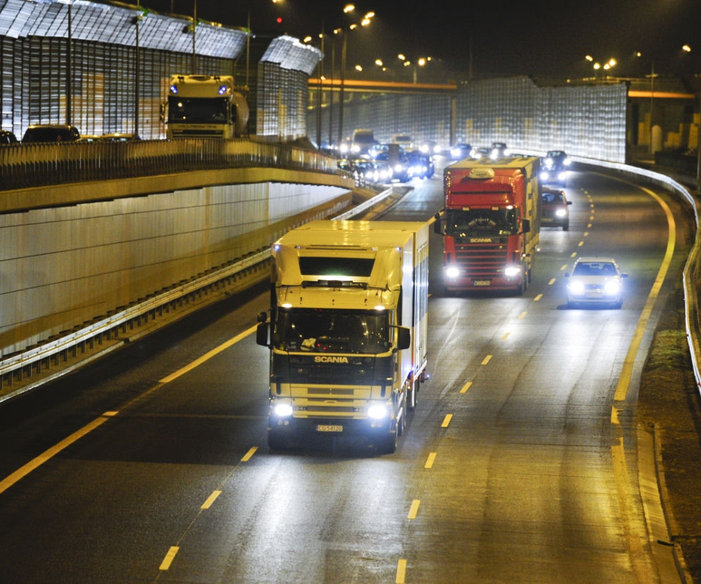 noc, jazda w nocy, transport, ciężarówka