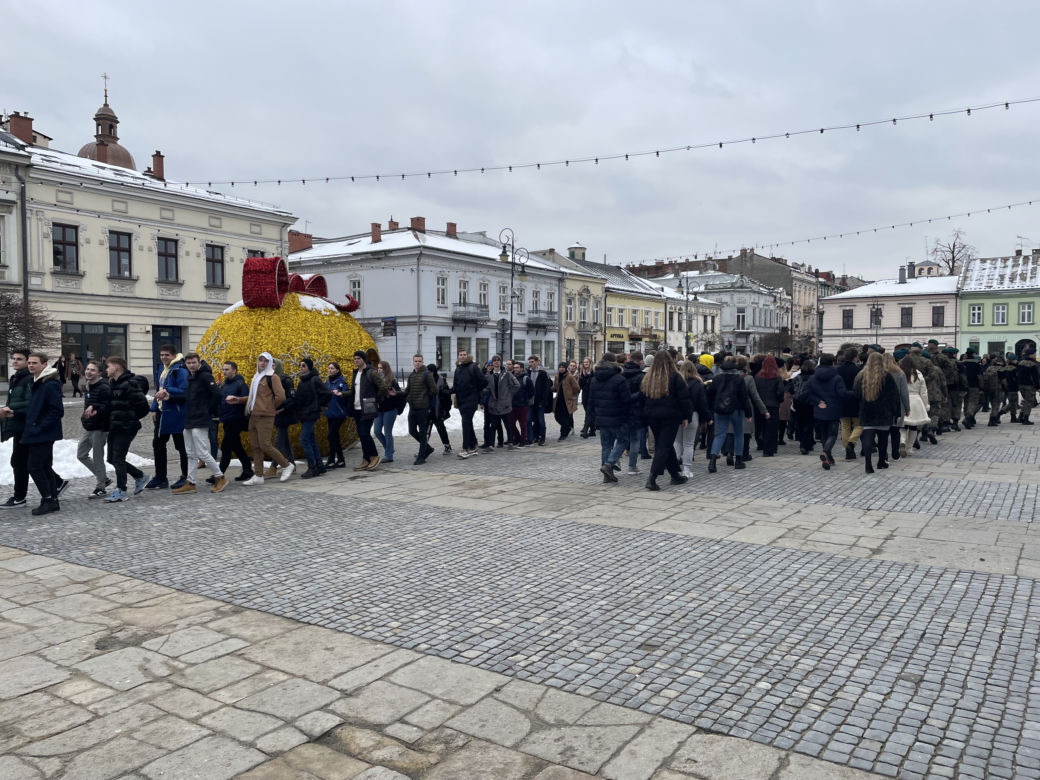 Maturzyści zatańczyli na Rynku poloneza