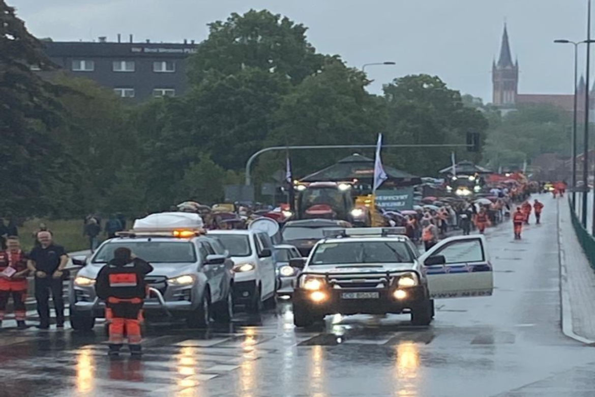 Kortowiada 2022. Parada studentów w strugach deszczu