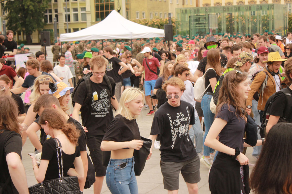 Studenci opanowali Wrocław. Pochód juwenaliowy przeszedł ulicami miasta. Było śpiewająco! [ZDJĘCIA]
