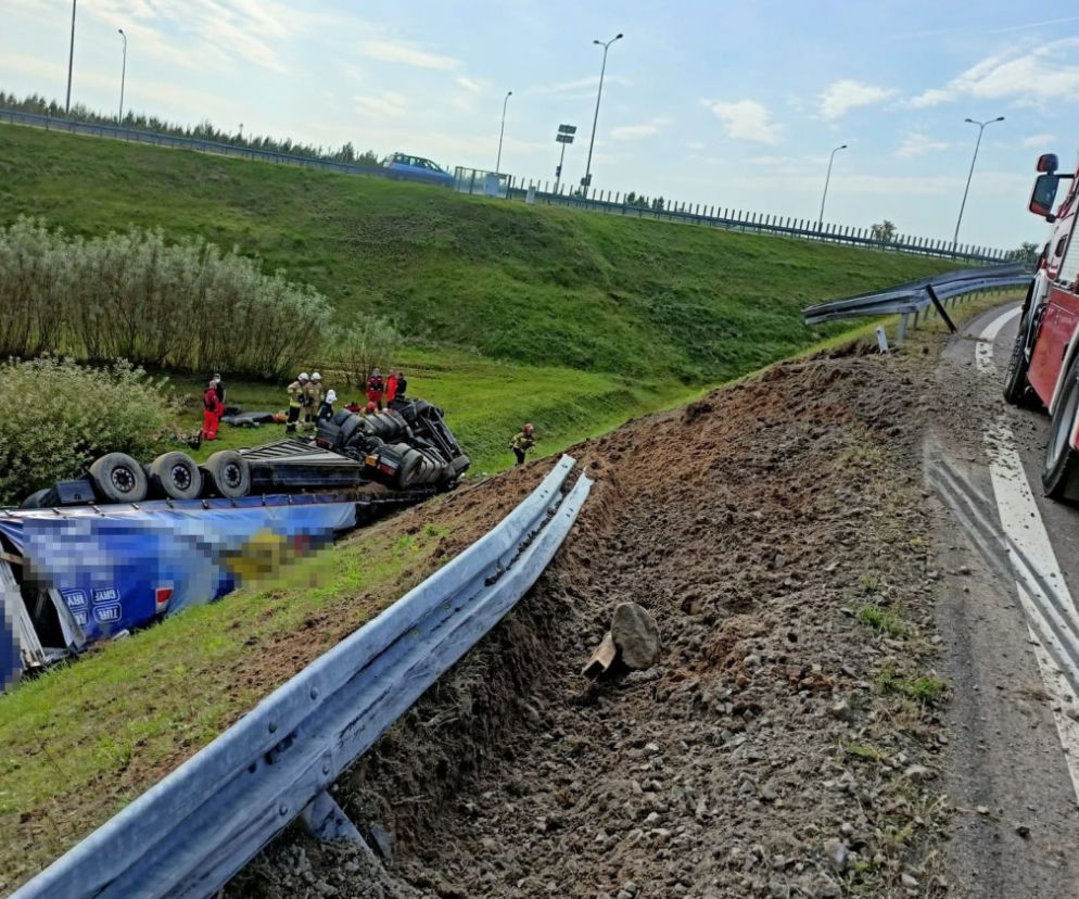 Dramat na S17. TIR runął do rowu. Kierowca zakleszczony