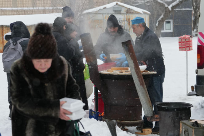 Nie da się przyzwyczaić do krwi i strachu". Czwarta rocznica wojny w Ukrainie
