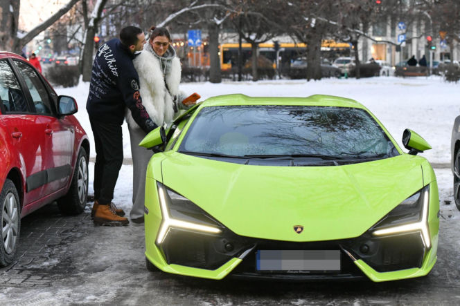 Klaudia Halejcio, mąż jej otworzył auto za całusa