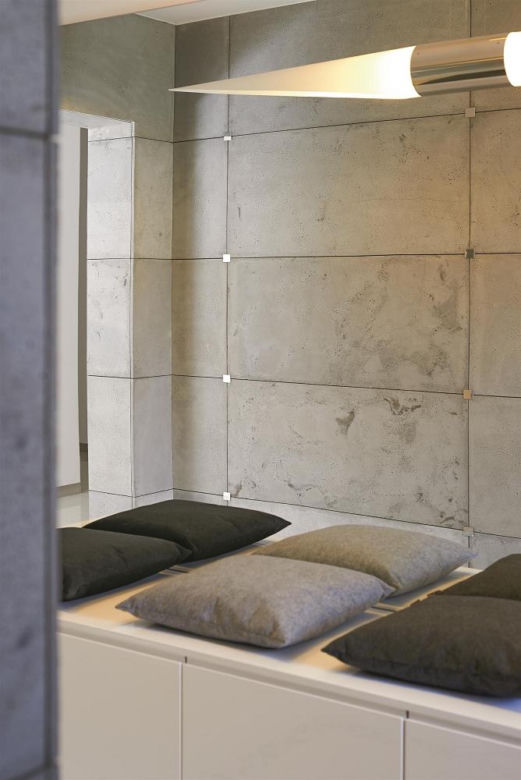 Beton na ścianie w salonie