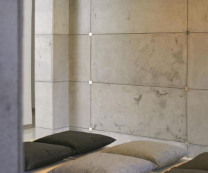 Beton na ścianie w salonie