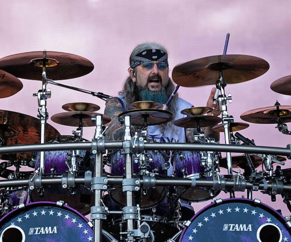 Perkusista Mike Portnoy gra na rozbudowanym zestawie bębnów. O jego ulubionych albumach przeczytasz na EskaRock.