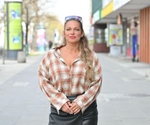 Niegdyś nosili je nasi dziadkowie. Dziś wracają w nowej odsłonie. Tak wystylizowała ten element garderoby Joanna Liszowska